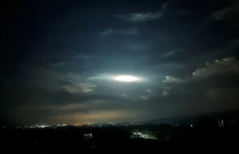 Montargis sous le choc : une explosion, un ciel déchiré… et un OVNI filmé ? explosion montargis
